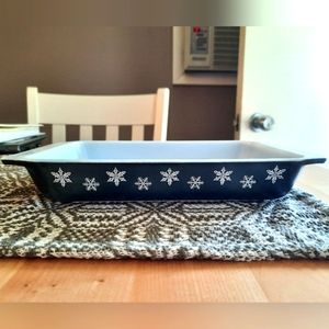 Pyrex 548-b Charcoal Snowflake